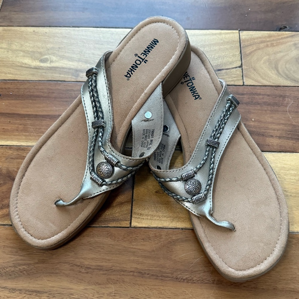 Minnetonka Women's Tan Gold Sandals Sz 10